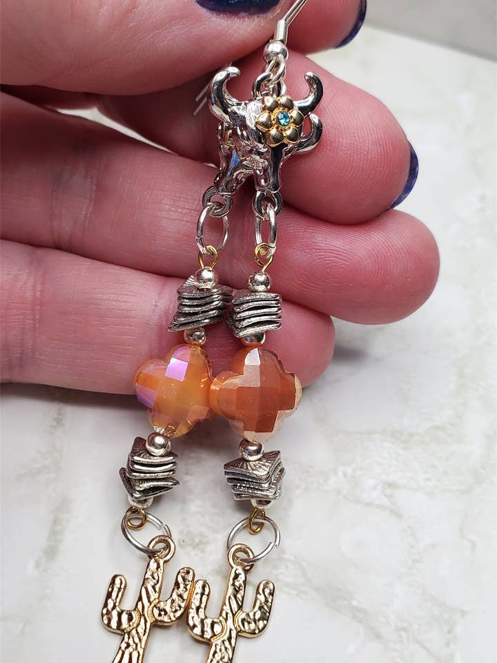 Boucles d'oreilles pendantes en forme de crâne de vache et de cactus pour la vente par Simply Raevyn