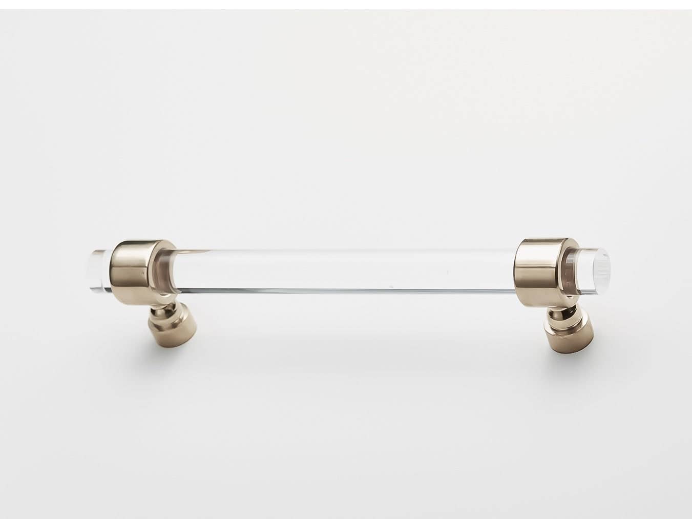 LuxHoldups – wholesale Knopp/Handtag – Smala handtag i lucite och mässing med kronformad bas för skåp9