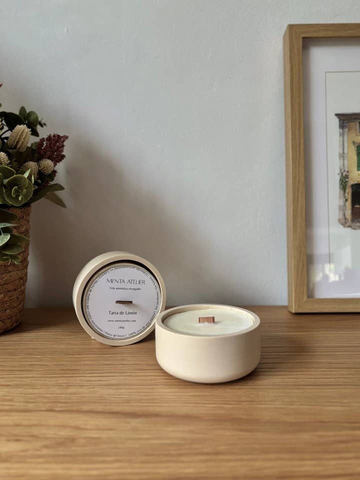 Geurkaars L van natuurlijke soja in handgemaakt ecologisch resin houder voor wholesale door Menta Atelier