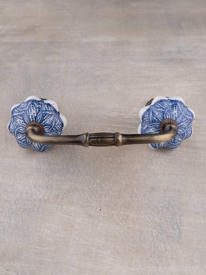 Motif floral bleu complexe de forme ronde décorative sur base blanche pour armoire de cuisine, commode, tiroir pour la vente par KNOBCO