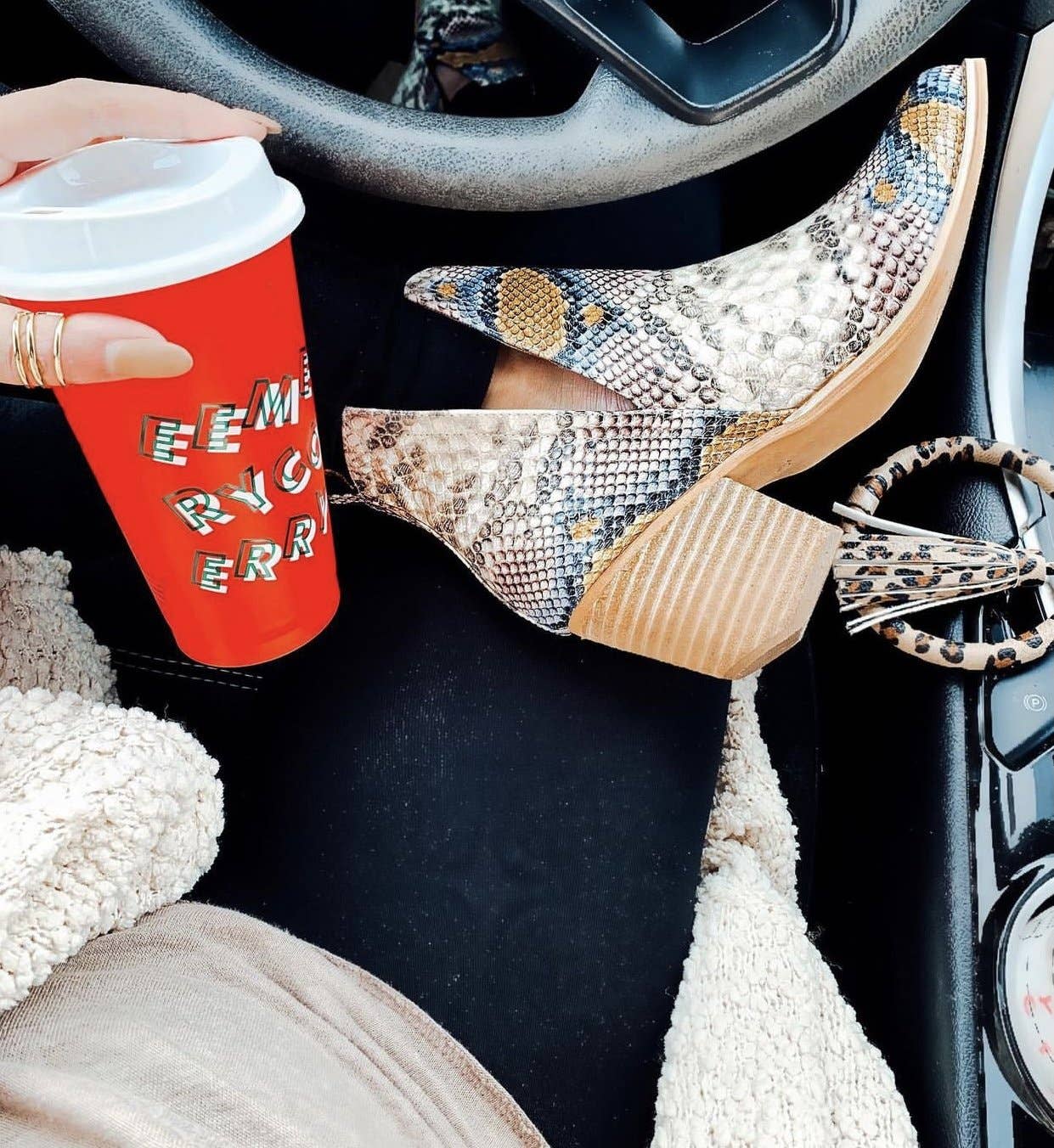 The Front Porch Label - Vente Bracelets porte-clés - Porte-clés avec bracelet jonc léopard et pompon1