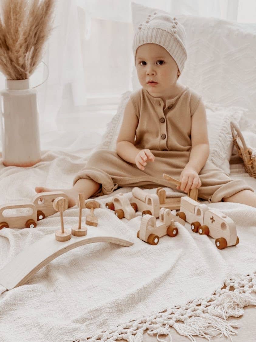 Q Toys – Großhandel Spielzeugset – Kinder – Holzspielzeug-Set mit 7 Mini-Fahrzeugen und Zubehör7