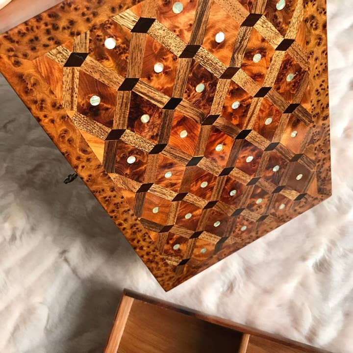 Boîte à bijoux en bois de thuya marocain incrustée de nacre, losange en noyer, boîte cadeau en bois avec serrure à clé, boîte à souvenirs de mariage. pour la vente par AtlasPerles