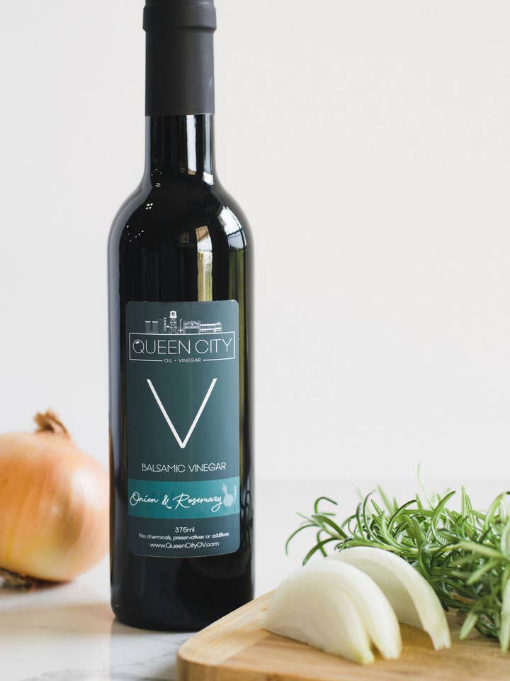 Balsamico-Essig mit Zwiebel und Rosmarin für den Großhandel von Queen City + Co.