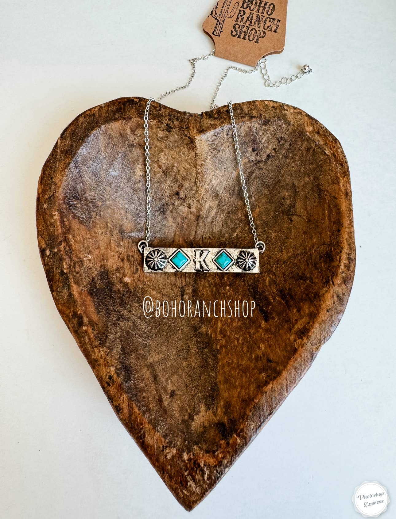 Boho Ranch Shop - Vente Colliers à pendentif - Collier Western Initial Concho Bar5