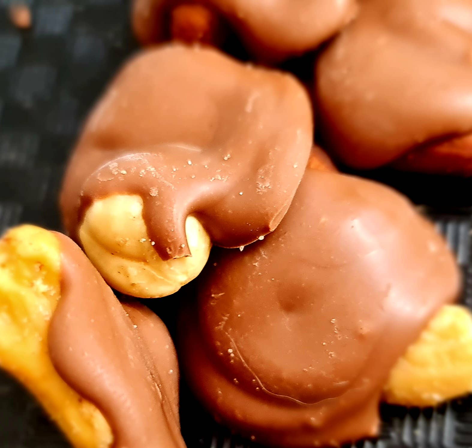 Cwtsh Chocolate - Wholesale Snoepjes met chocolade - Geroosterde noten en chocoladedruppels6