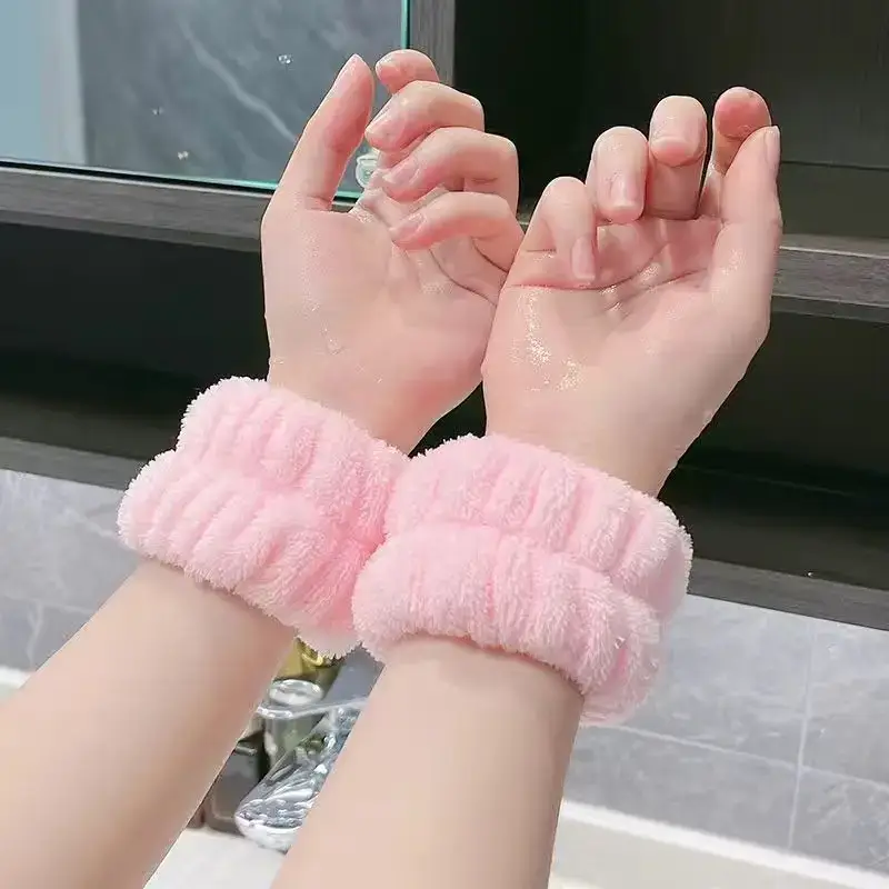 Magnifique Hearts - Vente Bandeau pour le spa - Bracelets poignet en peluche douce lavables pour routine de soins de la peau7