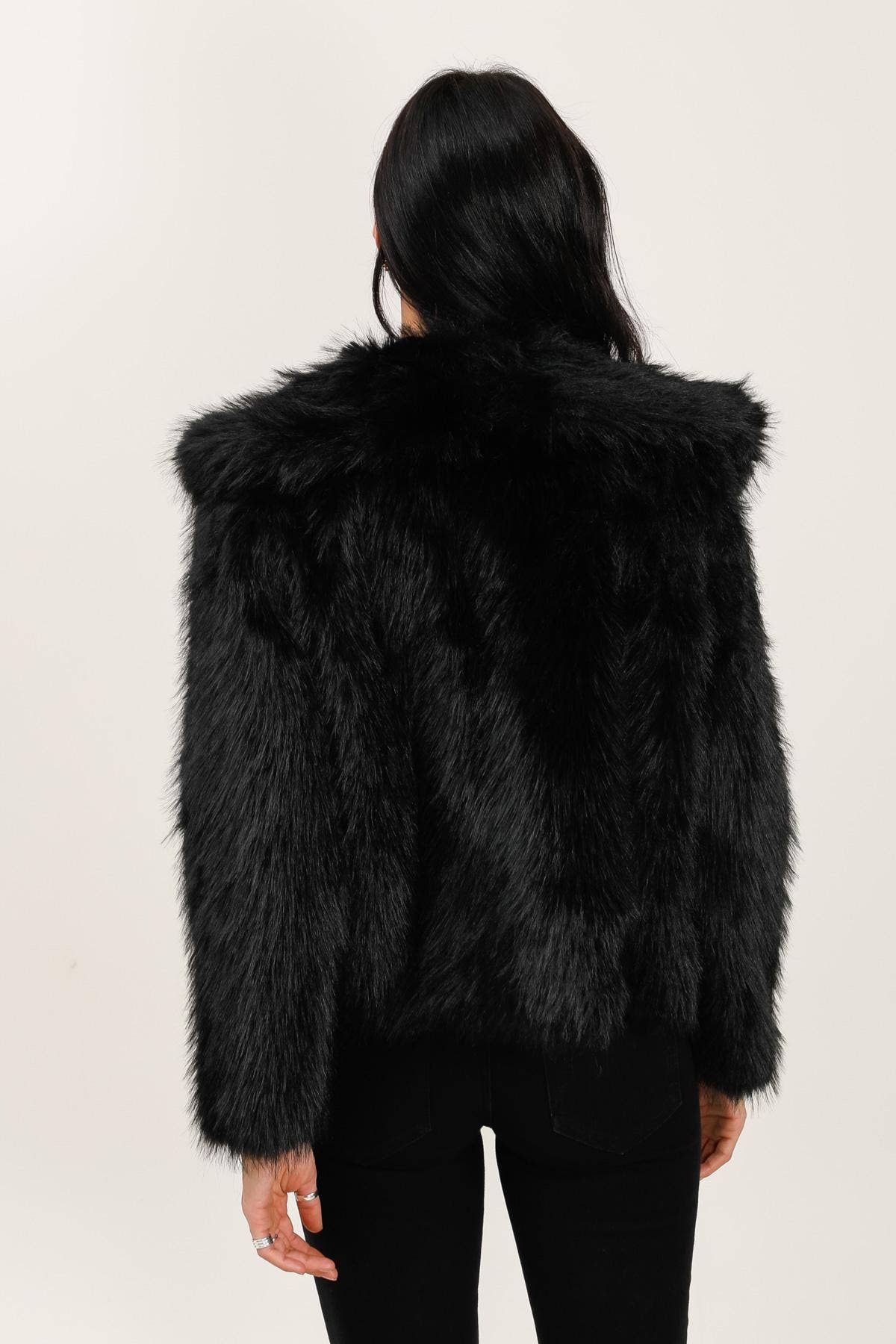 Attrait Paris – wholesale Päls/fuskpäls - Dam – Kort kappa i fuskpäls med lång lugg9