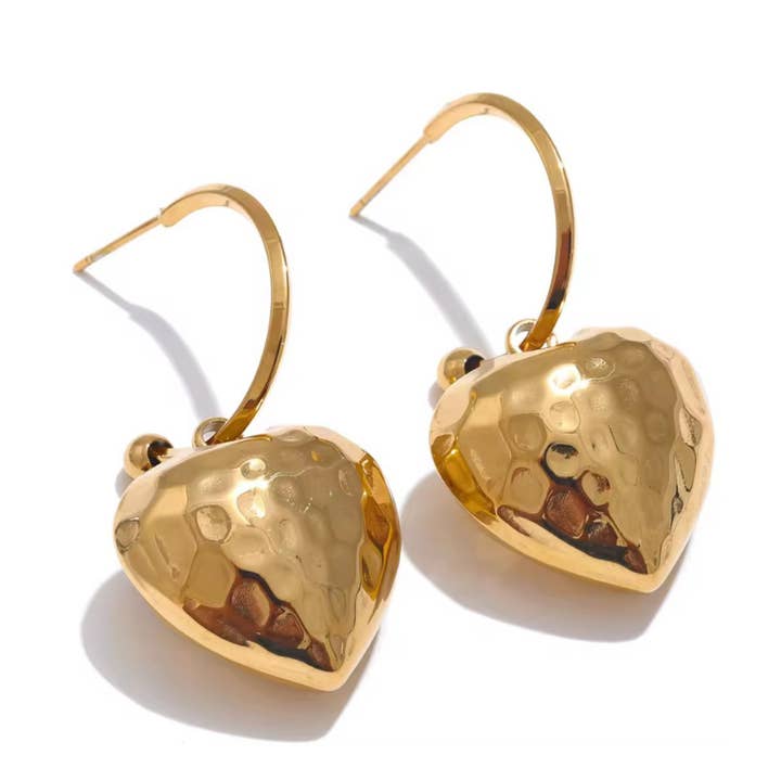 Herzförmige Hängeohrringe mit Hammerschlagmuster für den Großhandel von Deep South Originals Inc.