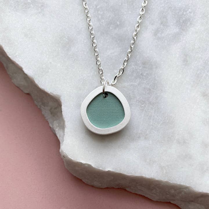 Halskette mit silberfarbenem Kreis, in 5 Farben erhältlich für den Großhandel von MicaPeet