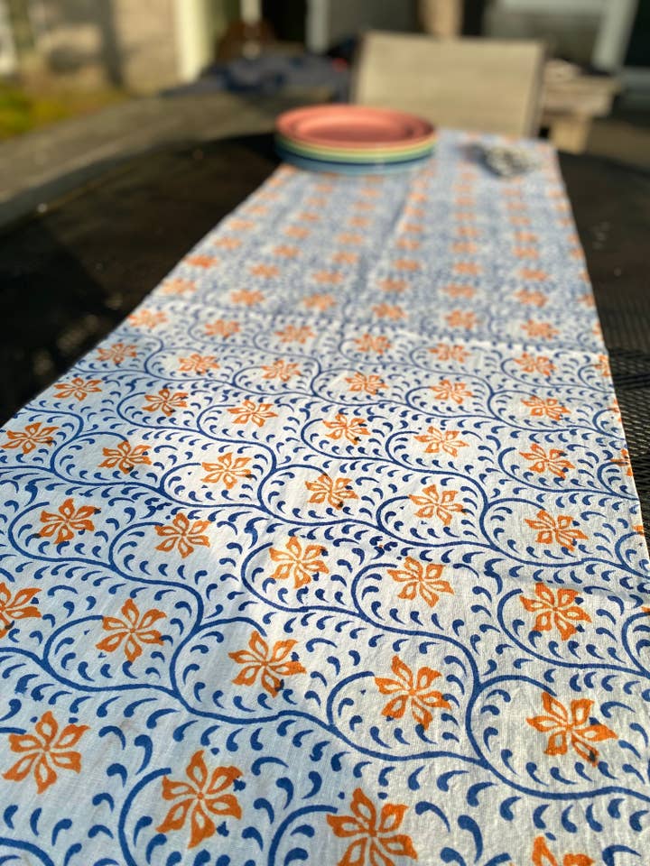 Chemin de table Daylily pour la vente par Marigold Bazaar