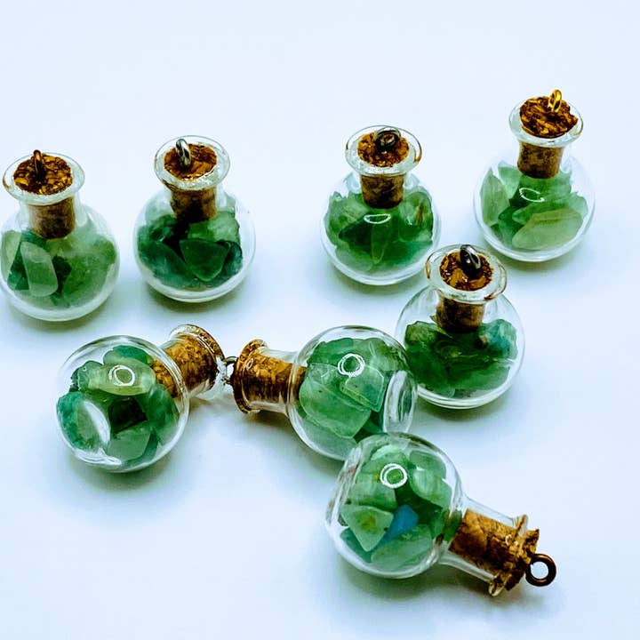 Bouteille d'aventurine verte. pour la vente par LilDebby's DeLights