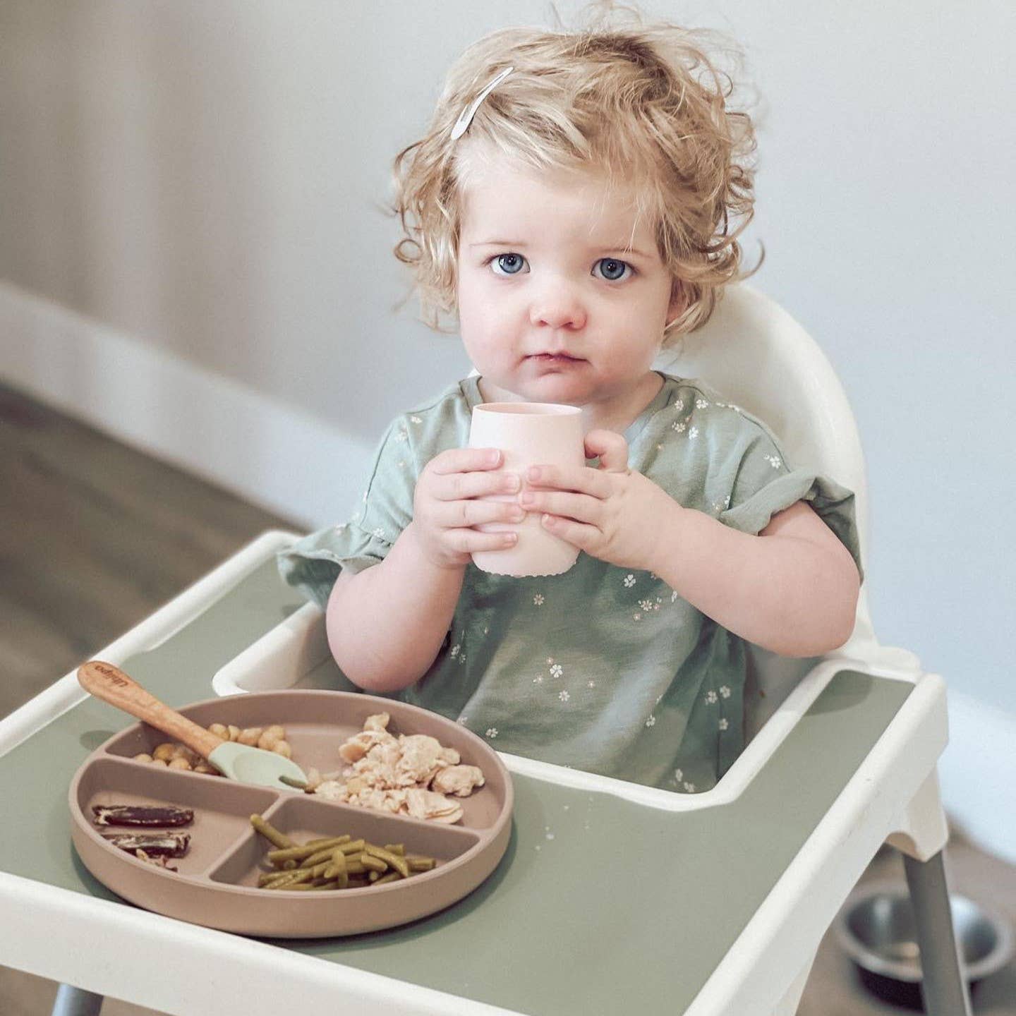 Ali+Oli - Vente Verre/tasse – enfant et bébé - Gobelet ouvert en silicone Bunny Face pour bébé et tout-petit (Misty Blush)6