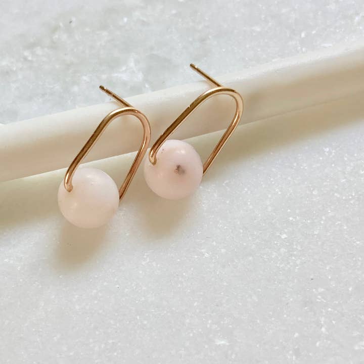 Telle of the Hills - Wholesale Knopjes/oorstekers - Cove Stud - Minimalistische Edelsteenboog Oorbel in Warme Kleuren1