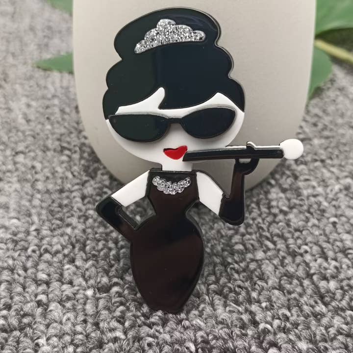 Spilla in acrilico da donna moderna che fuma per la vendita all'ingrosso da parte di Mio Queena