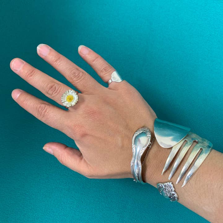 Resin Daisy Flower Ring for wholesale by Gleamlety