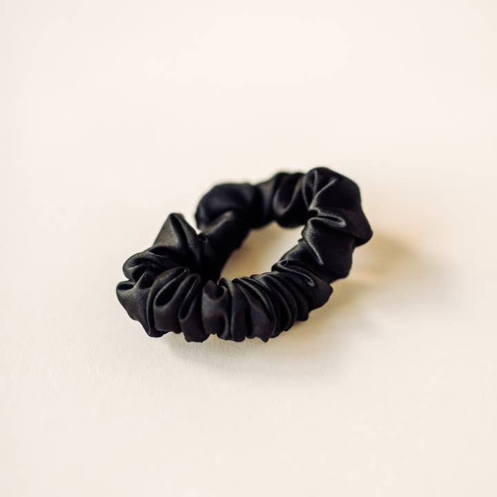 Klassieke zijden scrunchie voor wholesale door M. Roze Essentials