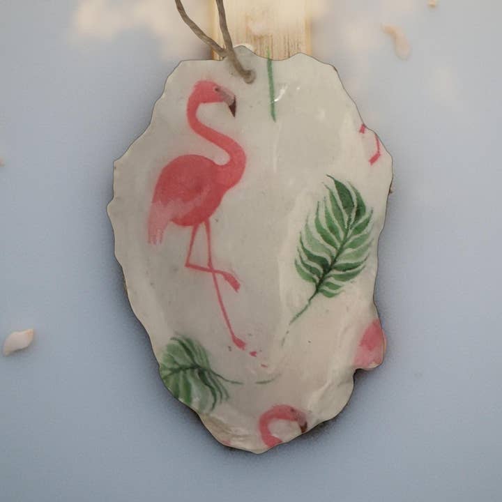 Adorno de Concha de Ostra con Flamenco y Palma – Decoración Costera para venta al por mayor de Shell Yeah By Jaks LLC