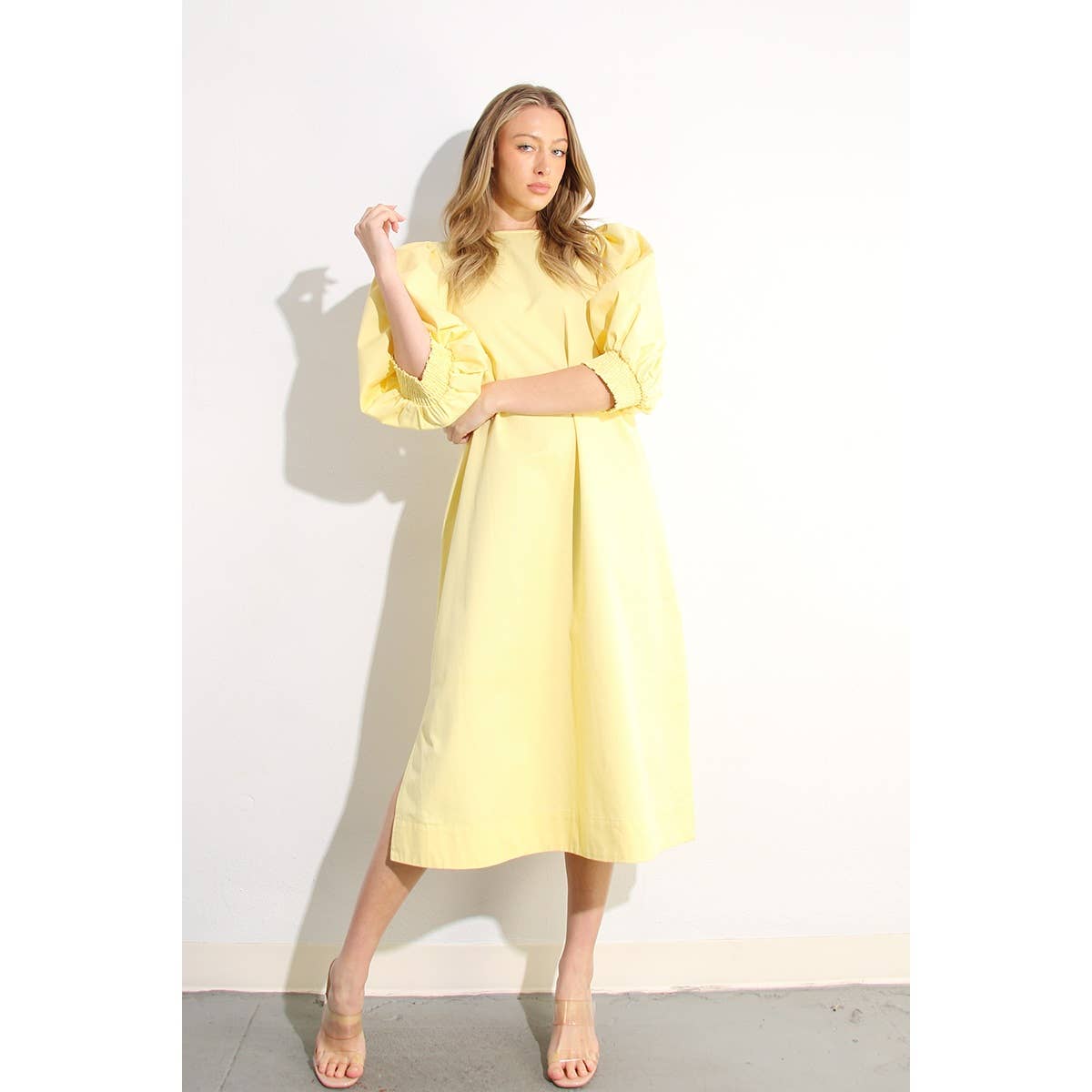 ERRÖTEN MIDIKLEID MIT BALLONÄRMELN für den Großhandel auf Faire16