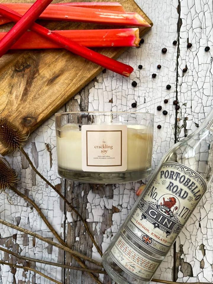 Bougie parfumée Rhubarb Gin, 100% cire de soja, 3 mèches crépitantes pour la vente par The Crackling Soy