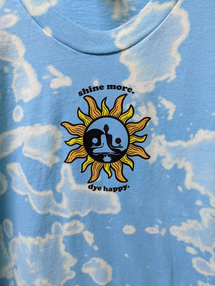 Shine More, Farve Glad: Cloudy Sky Tie for engroshandel hos Dye Happy