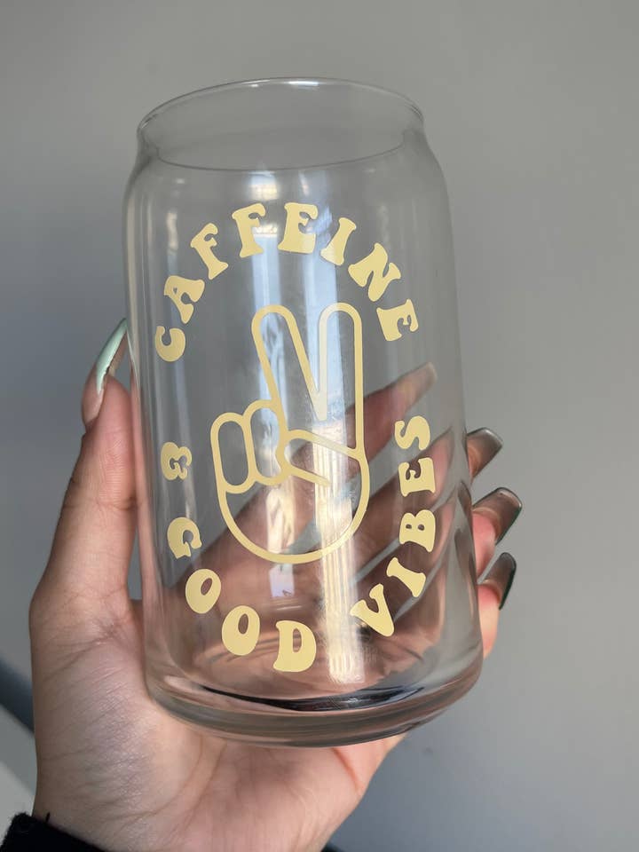 Tasse en verre Caffeine & Good Vibes | Verre à café glacé pour la vente par Anissa Yanira Shop