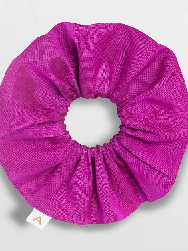 Soleil Solid Silk Scrunchie - Hindbær for engroshandel hos AMARIS - Sustainable Womens Resortwear