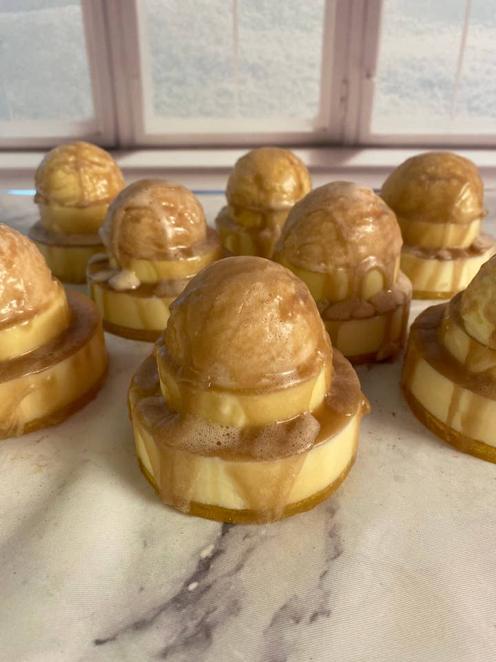 Savon à faire fondre et à verser parfumé à la crème brûlée avec un porte-savon en bambou gratuit pour la vente par Caity Made Creations