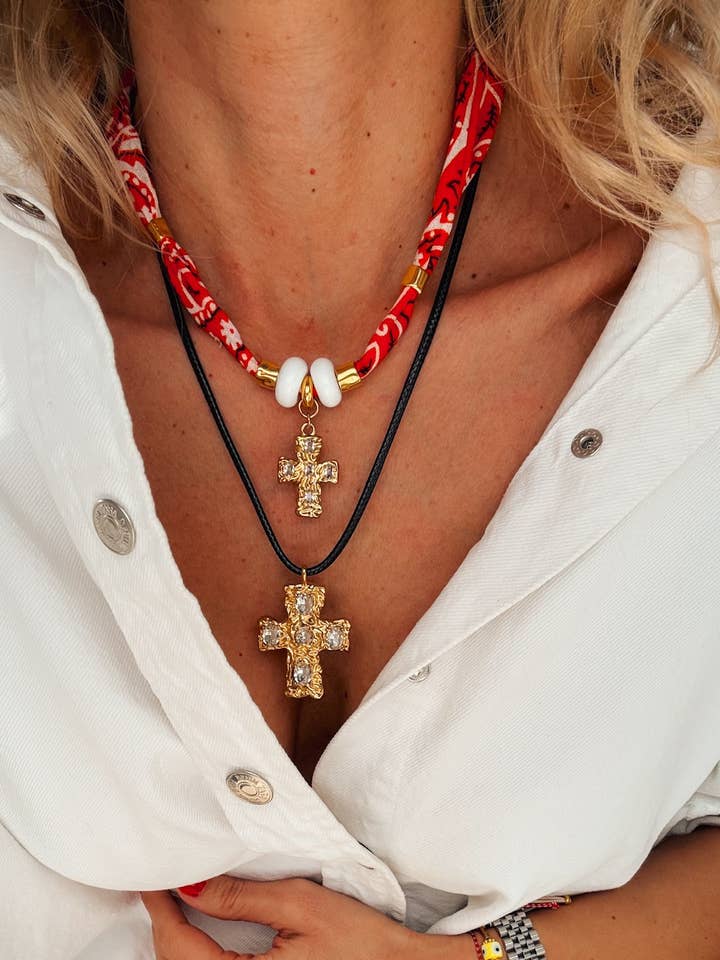 Pañuelo naranja con cruz dorada y collar de cuerda negra para venta al por mayor de Goupi