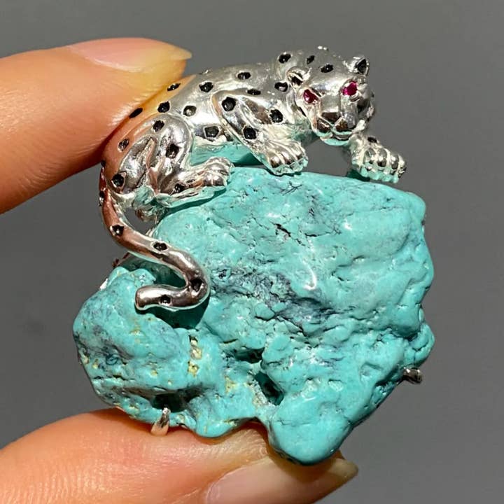 925 zilveren luipaard broche hanger | Turkoois & robijn dierenjuweel | Handgemaakt totemgeschenk voor kracht & moed voor wholesale door idjewelry