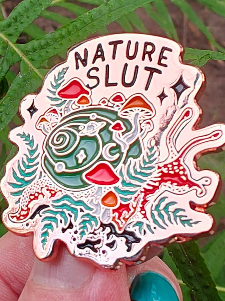 Nature Slut - Pin de Esmalte - Caracol Floresta PNW Cogumelo Galáxia por atacado de Crafted from Scratch