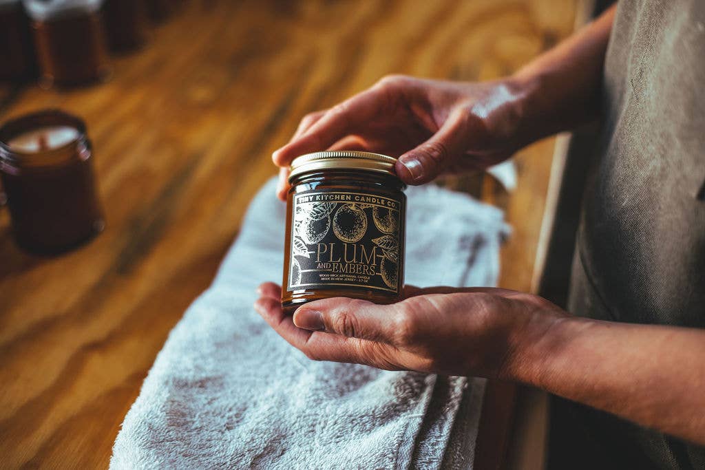 Tiny Kitchen Candle Co. – wholesale Burkljus – Plommon & glöd Wood Wick Candle-8 oz.2