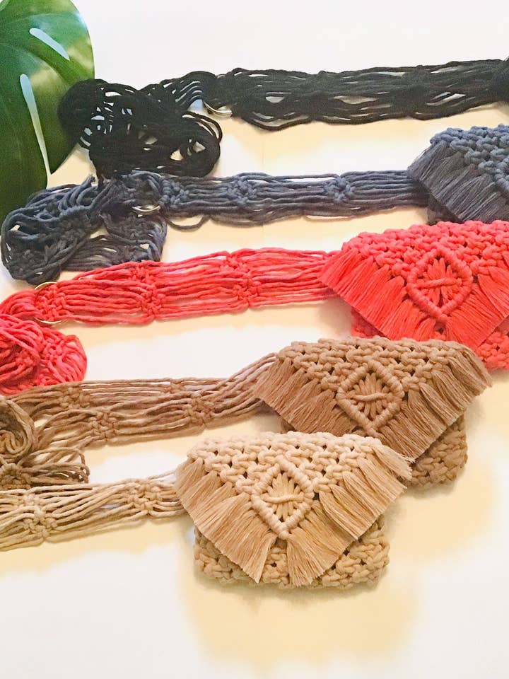 Liquidation - Sac banane bohème en macramé pour la vente par Maple + Love