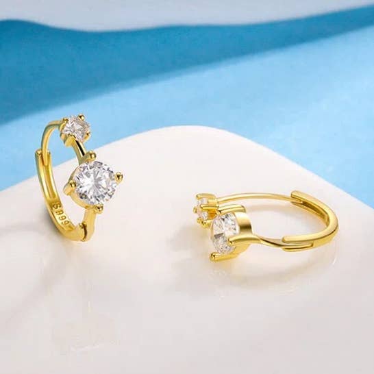 Boucles d'oreilles créoles délicates en argent sterling 925 avec pierres précieuses. pour la vente par Perimade & Co. LLC