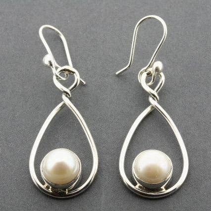 Ovaler Perlenohrring mit verdrehtem Tropfenmuster — Sterlingsilber für den Großhandel von Makers & Providers