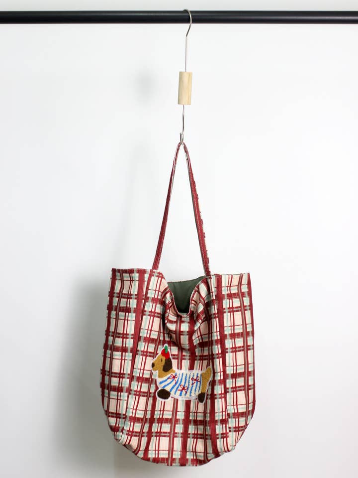 A2412BW10085 - Reversible Plaid Tote Bag with Dog Embroidery for wholesale by ESLEY