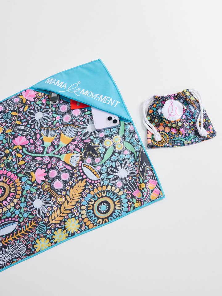 Küsten-Wildblumen Fitnesshandtuch mit Tasche für den Großhandel von Mama Movement