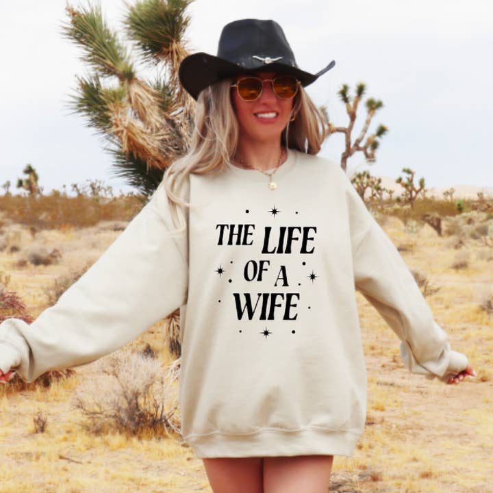 Sweatshirt graphique La vie d'une épouse pour la vente par Gia Gifts Boutique