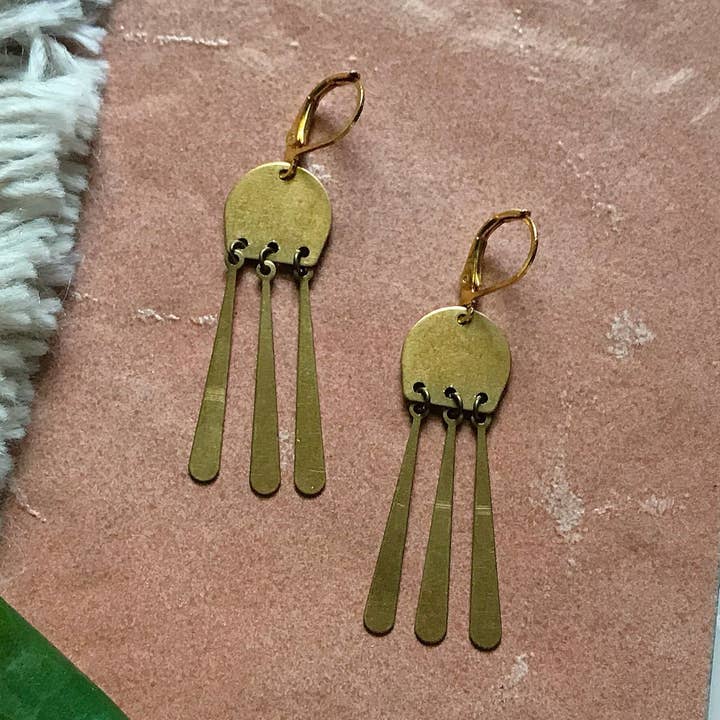 Kort messing tredobbelt dråbe lysekrone øreringe for engroshandel hos Melissa Jenkins Designs