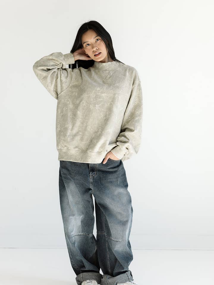 Varsity Mock Neck Sweatshirt i kamouflage för wholesale av Girl Tribe Co