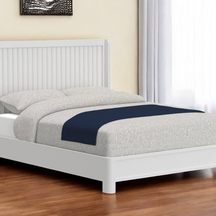 Estrado de Cama Queen em Madeira Maciça com Textura Canelada Branca por atacado de HomeRoots