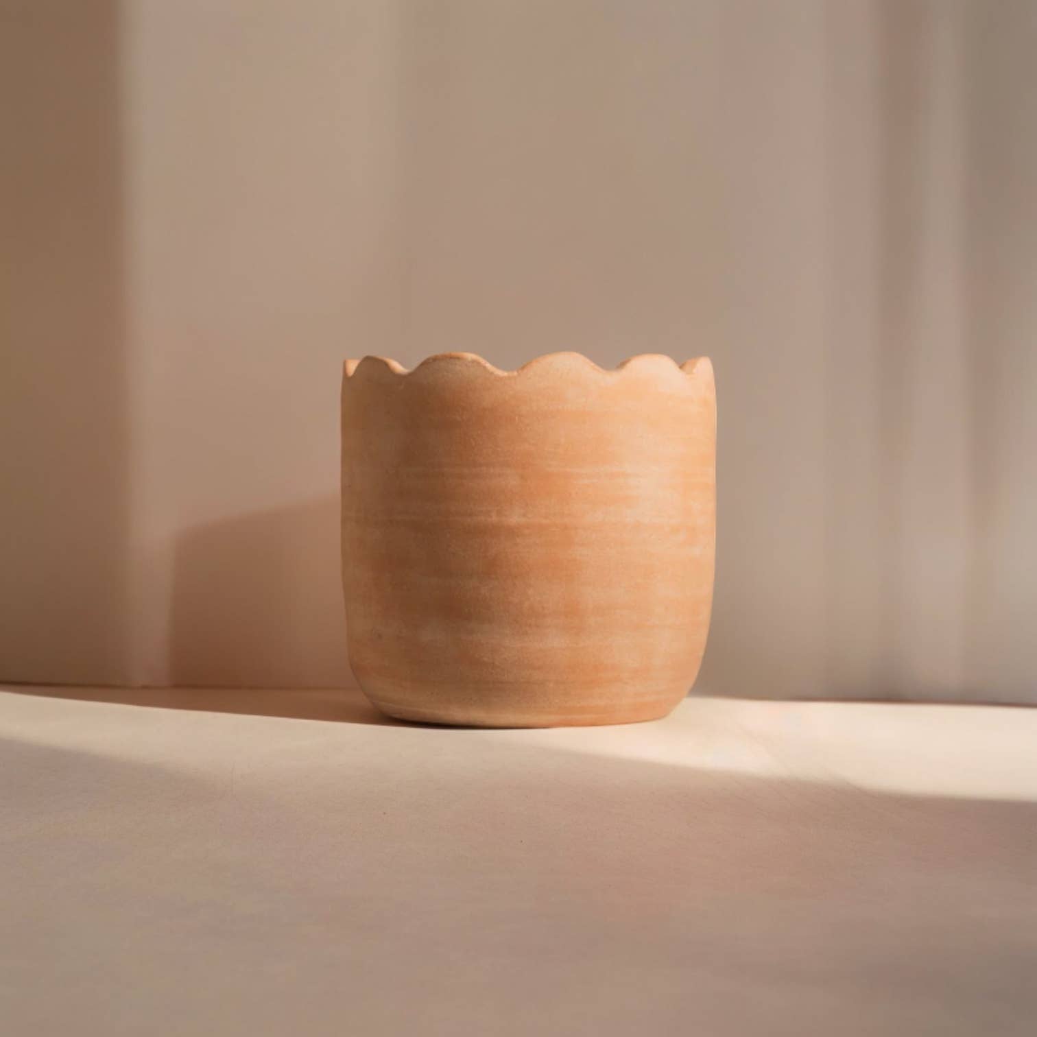 Meso Goods - Vendita all'ingrosso Vasi per piante - Fioriera ondulata in terracotta da pavimento grande di Diego Olivero Studio