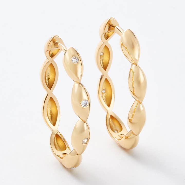 Wisteria Wonder Omkeerbare Gouden Hoepeloorbellen (Verzending half september) voor wholesale door Sara Patino Jewelry