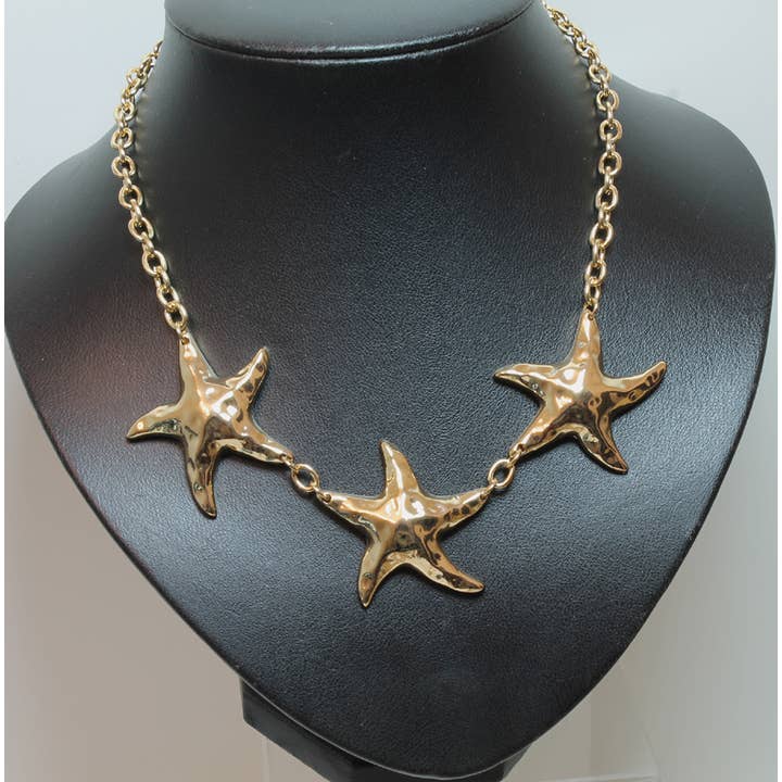 Goudkleurige robuuste statementketting met gehamerde zeesterren voor wholesale door Western Counties Wholesale
