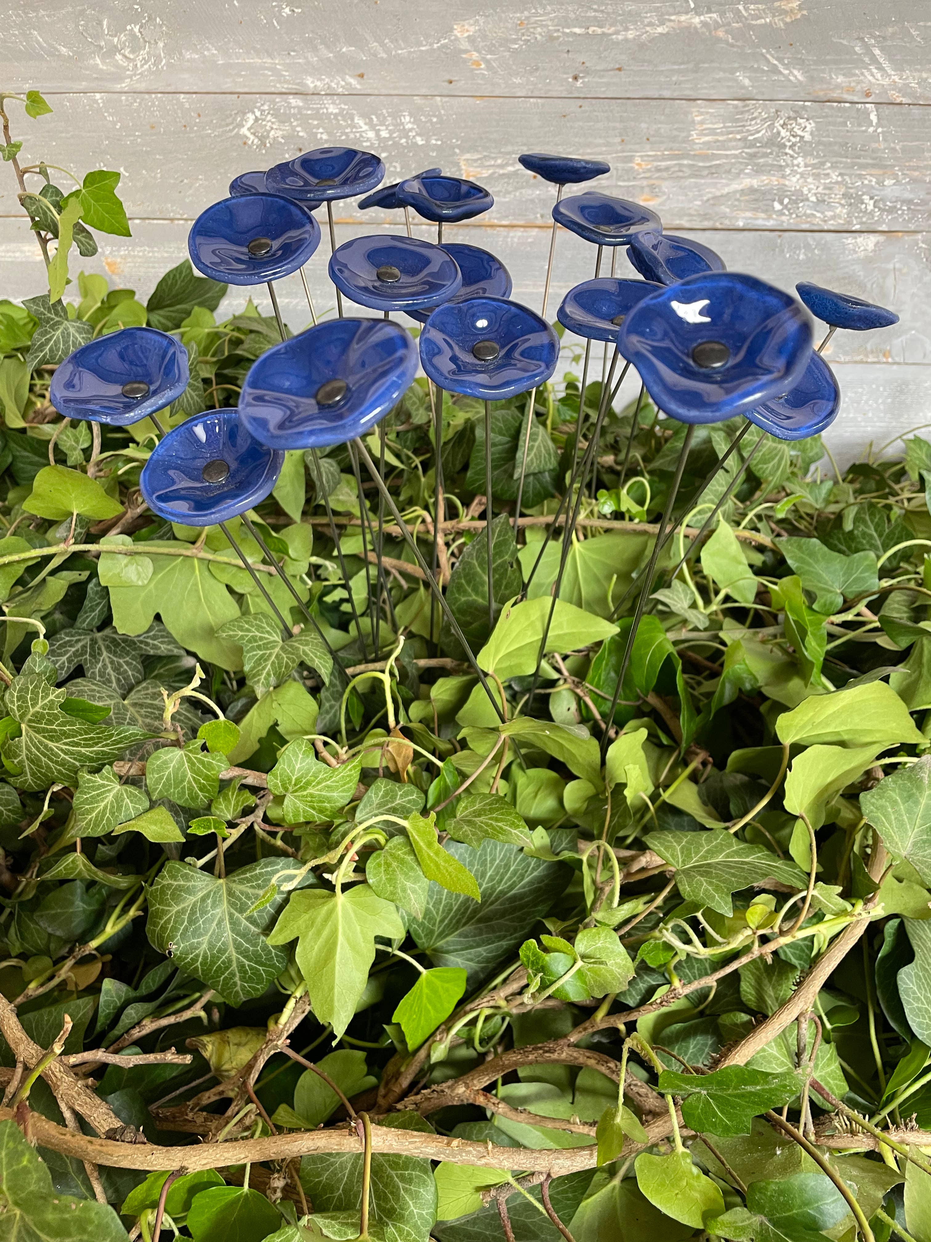 CARNEOL GLASS – Estaca de jardim/relva por atacado – Pequena flor redonda de vidro para uso interno em azul escuro1