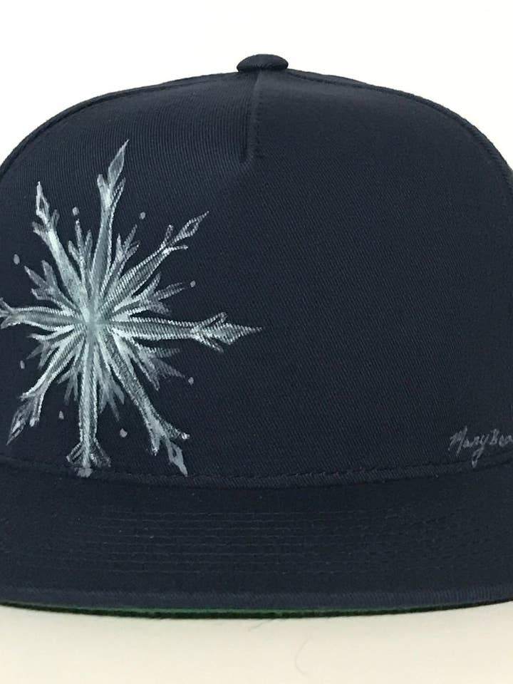 Chapeau à bouton-pression « Flocon de neige » peint à la main sur coton bleu marine pour la vente par Mary Bea Art