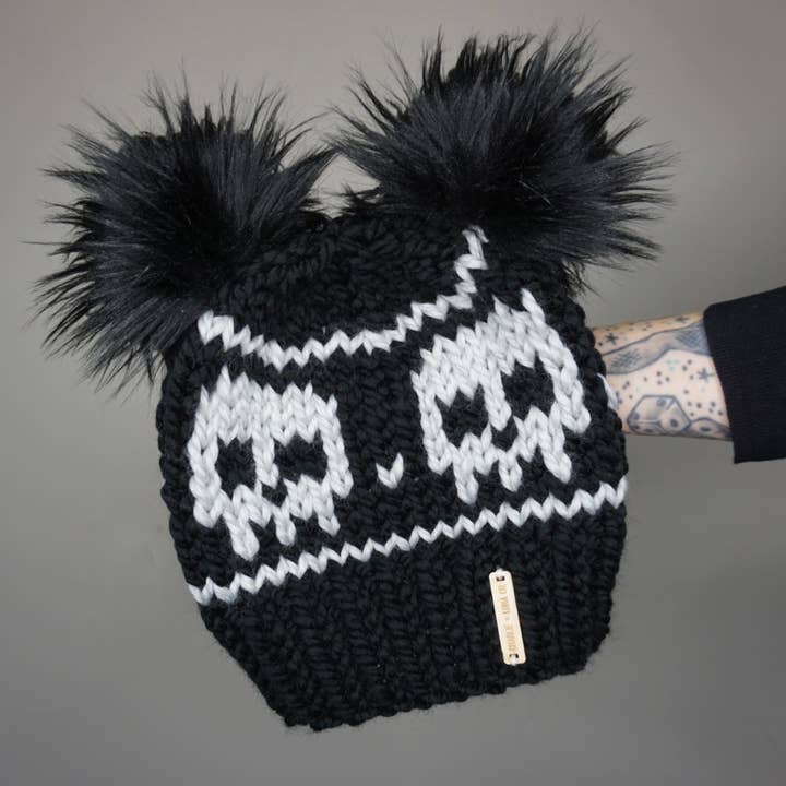 The Skull Double Pom Beanie - Bonnet en tricot fait main, chaud et tendance pour la vente par Charlie & Luna Co.