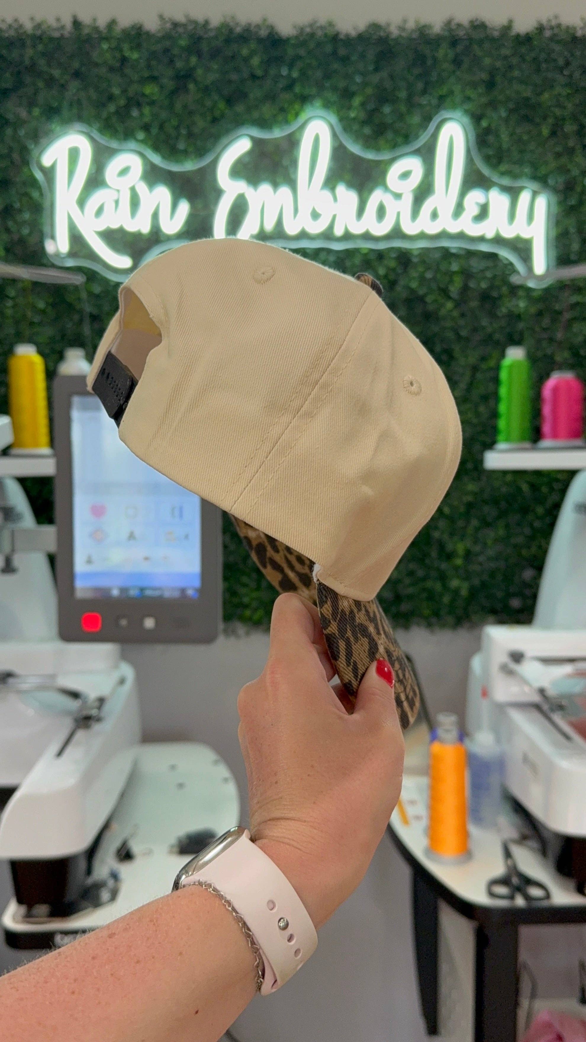 Rain Embroidery - Vente Casquette de camionneur – femme - Casquette de camionneur Leopard Bill (ton plus foncé)2