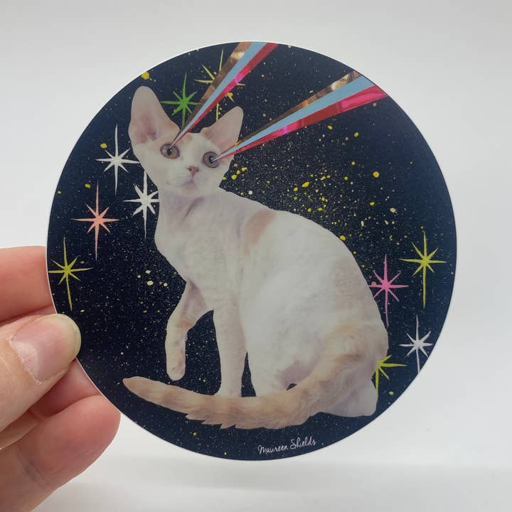 Autocollant rond — chat spatial aux yeux lasers pour la vente par Maureen Shields