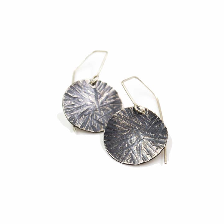 Boucles d'oreilles disque en argent sterling martelé Sunburst pour la vente par J McCormick Designs